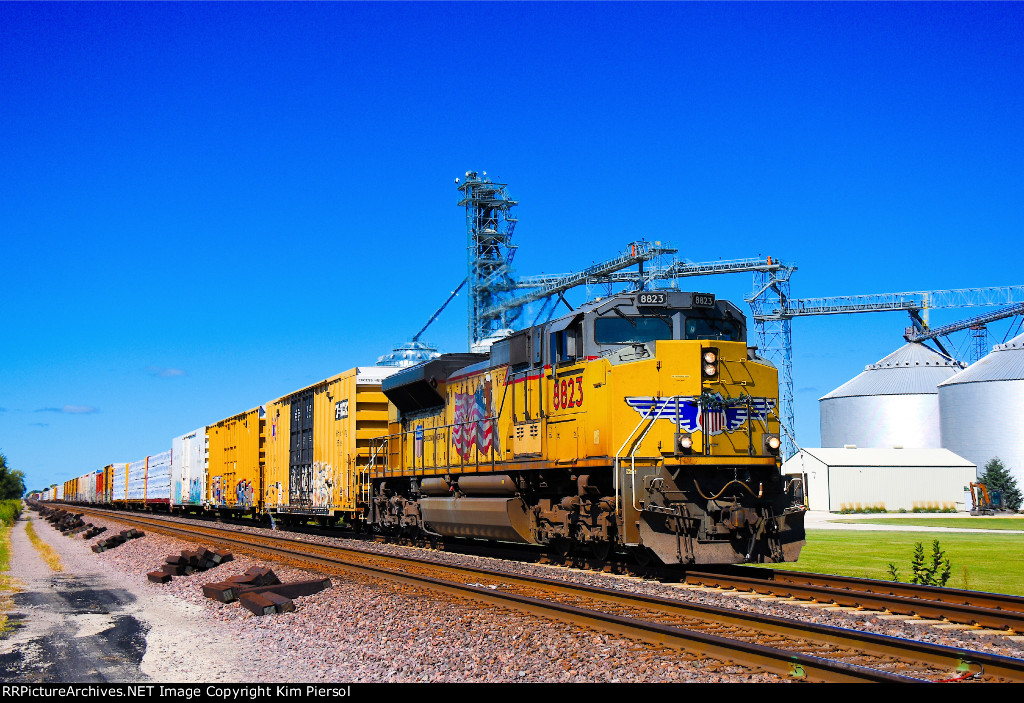 UP 8823 Passing CHS Illinois Grain Elevator